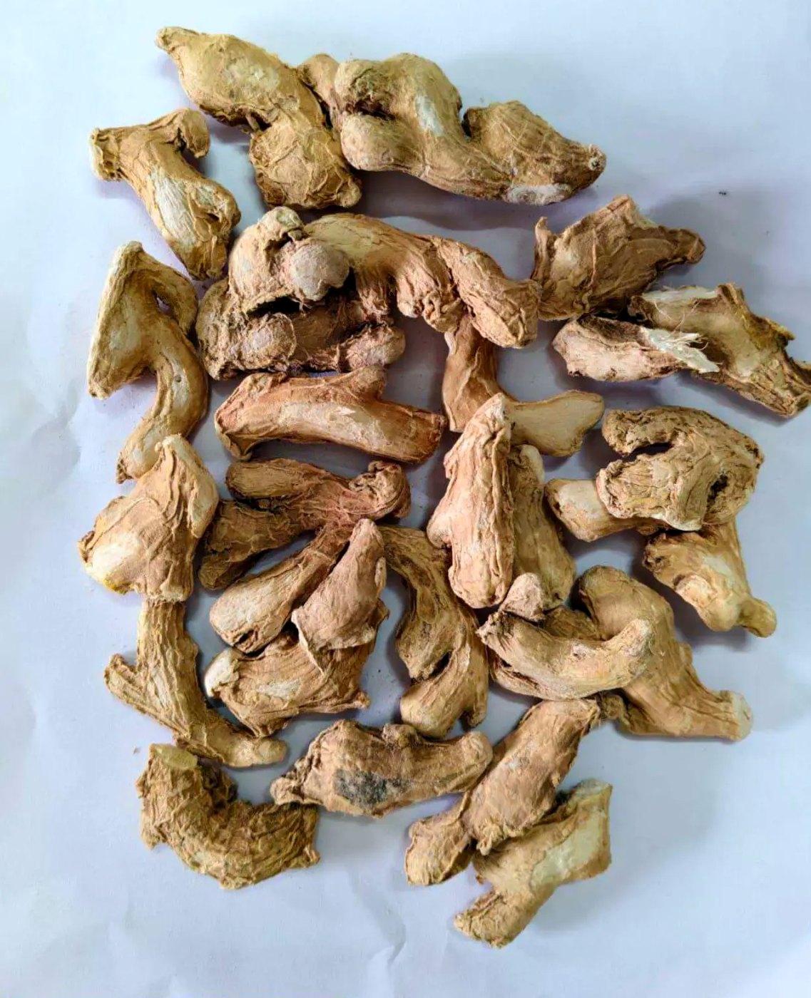 Dry ginger cut pieces prepared for milling and bulk supply